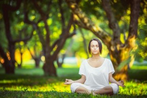 那些被电竞带火的“新兴职业”：比如职业陪练、录像剪辑师。