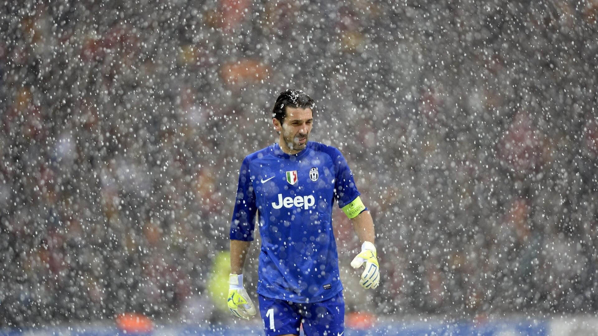 东亚杯U23国足夺冠 球迷集体庆祝胜利，东亚杯国足首发